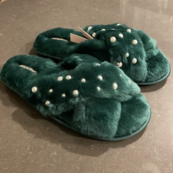 Victoria’s Secret Criss Cross Faux Fur Green and Faux Pearl Slippers NWT - Picture 5 of 11
